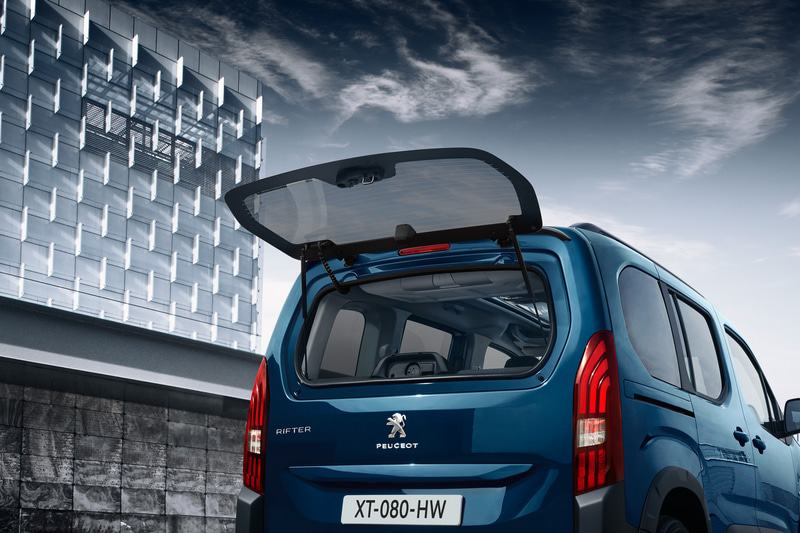 テールゲートはガラス部分のみの開閉も可能