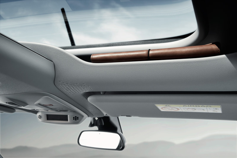 マルチパノラミックルーフを標準装備。後方には約60Lのリアシーリングボックスを配置