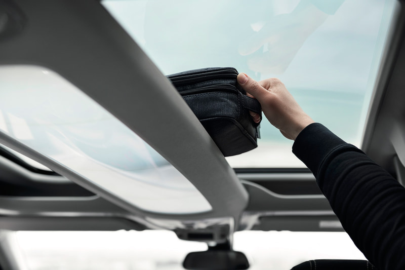 マルチパノラミックルーフを標準装備。後方には約60Lのリアシーリングボックスを配置