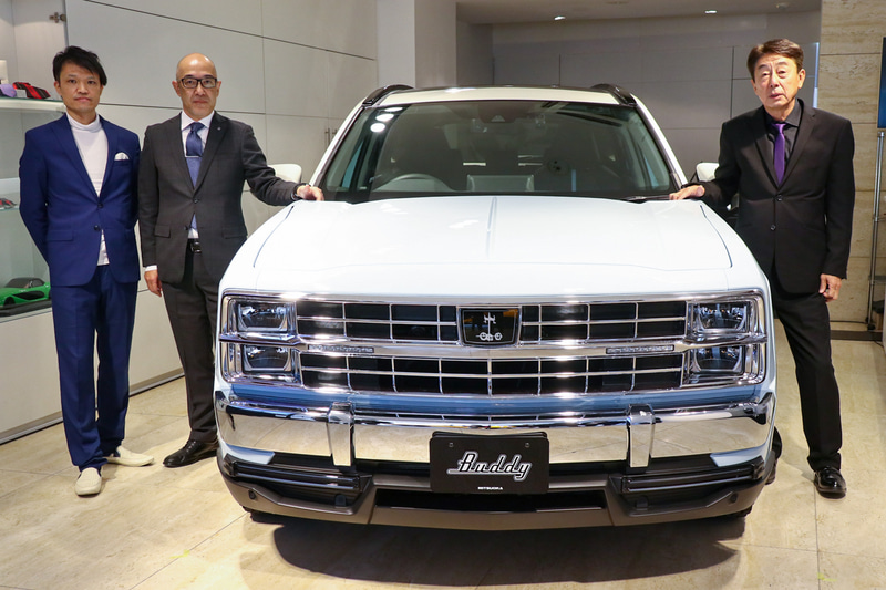 バディを中心に、右から株式会社光岡自動車 代表取締役社長 光岡章夫氏、執行役員 ミツオカ事業部 事業部長 営業企画本部長 渡部稔氏、企画開発課課長 青木孝憲氏