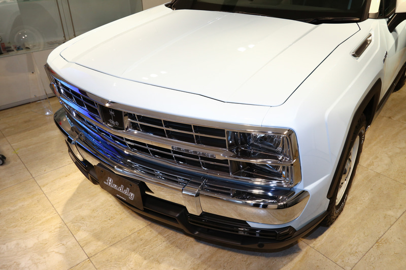 フロントまわりは、ボンネットはアウターがスチールのプレスで成形、インナーがFRPになる。グリルはABS樹脂にメッキを施した