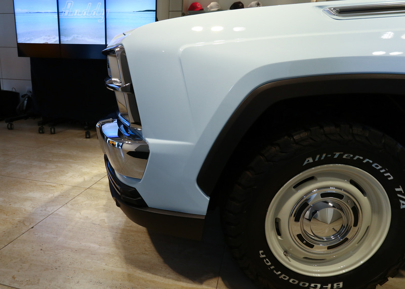 逆スラントノーズになっていて、フロントのフェンダーはPPを射出成形