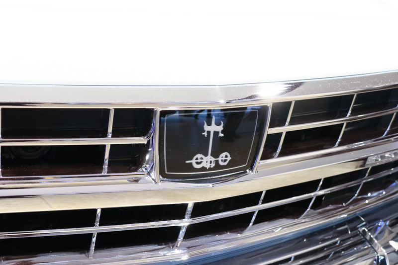 エンブレム内にはセンサー類が入っている