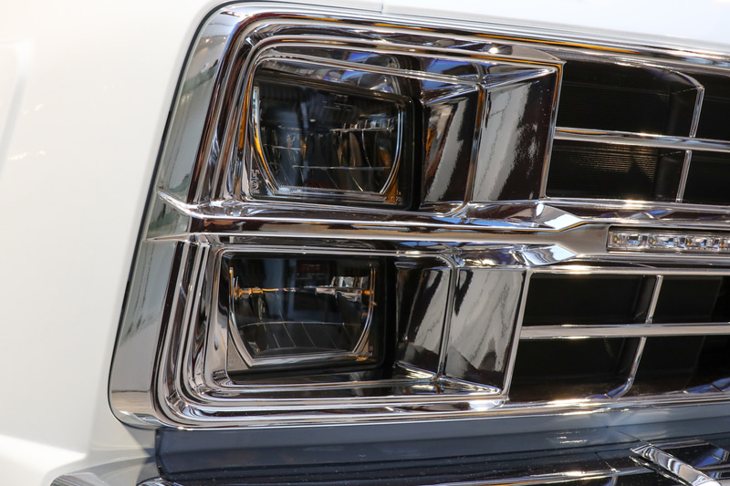 ライトは上下になり、上がロービーム、下がハイビームでどちらもLED