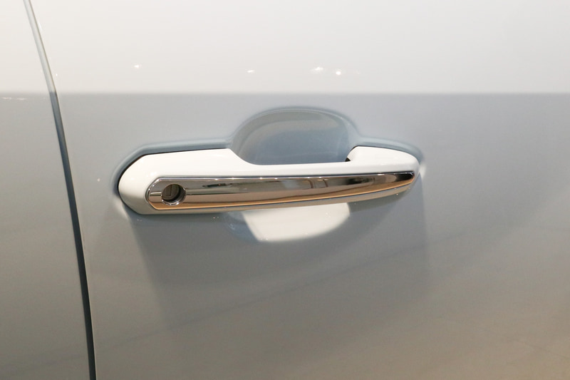 ドアハンドルはベース車のグレードに合わせてメッキモールが付く