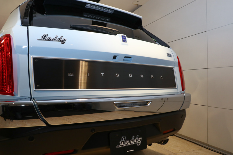 リアはステンレスのバックパネルを横長に貼り付け、MITSUOKAのブランドも表示