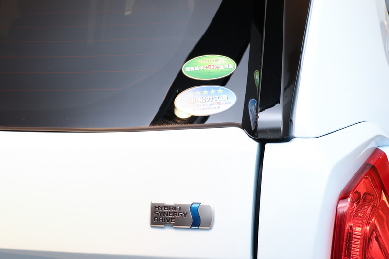 ベース車のハイブリッドのロゴ