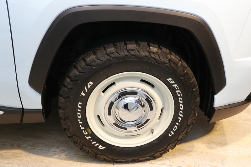 オプションのヴィンテージ風のアルミホイールとタイヤを装備