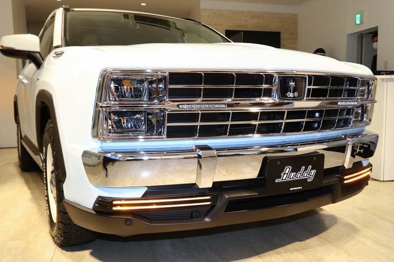 ハザード点灯。ウインカーもそうだが、スモールライトが消灯してオレンジ色に発光する