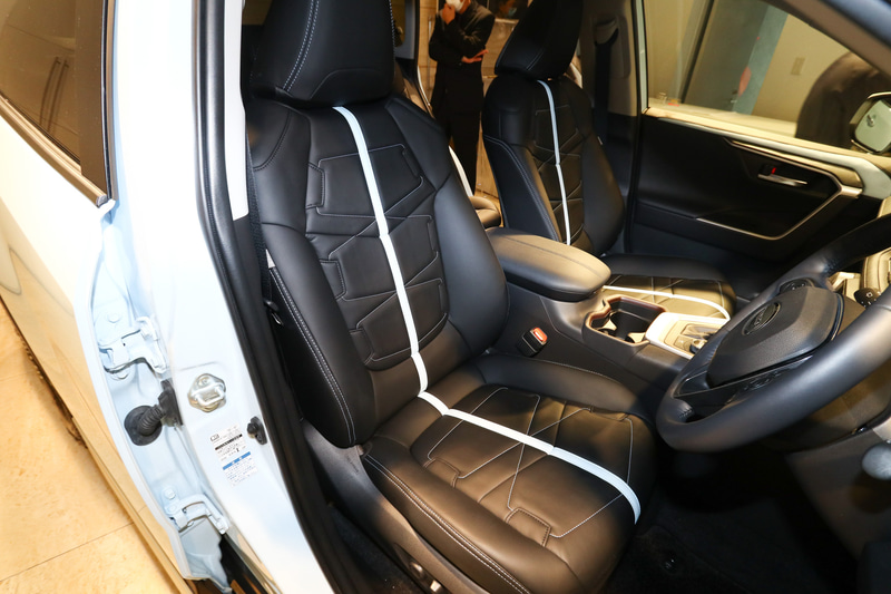 運転席。シート表皮はバディのオリジナル。シートのカラーはボディカラーに合わせている