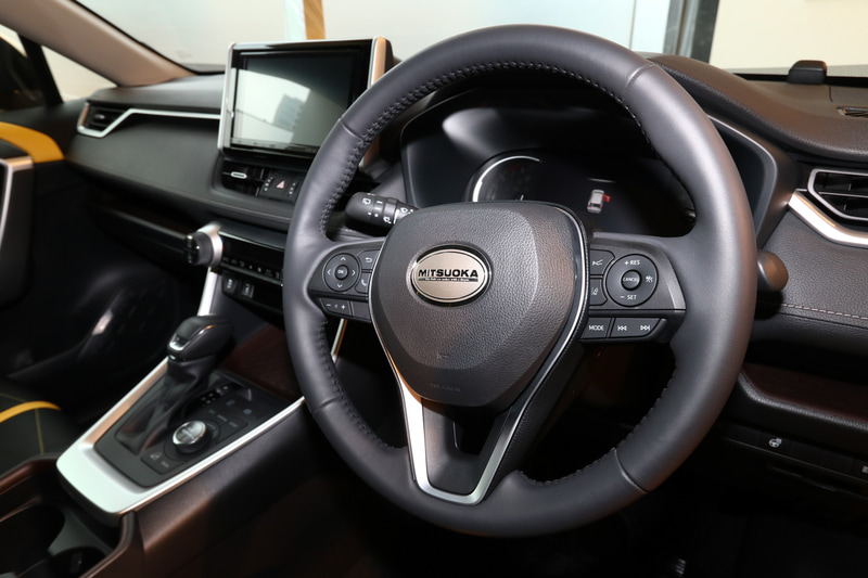 ステアリング中央には光岡自動車のロゴ