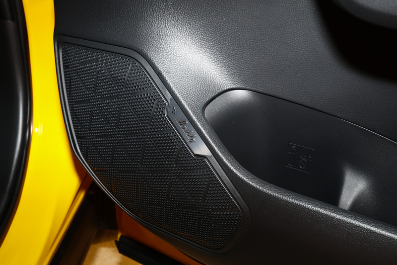 フロントのスピーカーにもバディのロゴがある