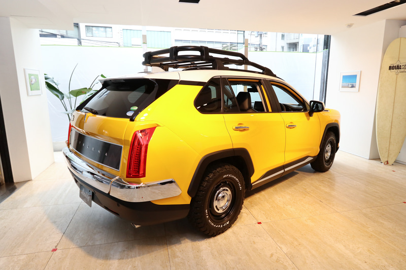 ルーフにはオプションのルーフラックを装着。これはTRD純正品となる