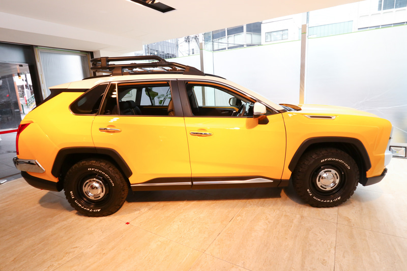 ルーフにはオプションのルーフラックを装着。これはTRD純正品となる