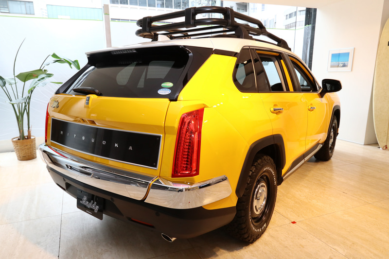 オプションのヴィンテージ風のアルミホイールとタイヤを装備。ホイールのカラーはマットブラック