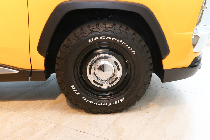 オプションのヴィンテージ風のアルミホイールとタイヤを装備。ホイールのカラーはマットブラック