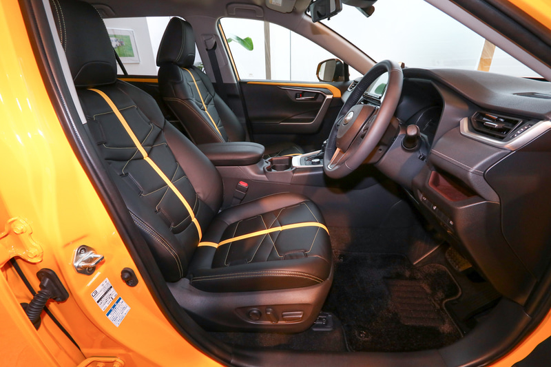 インテリアはボディカラーとの組み合わせでイエローのラインが入る