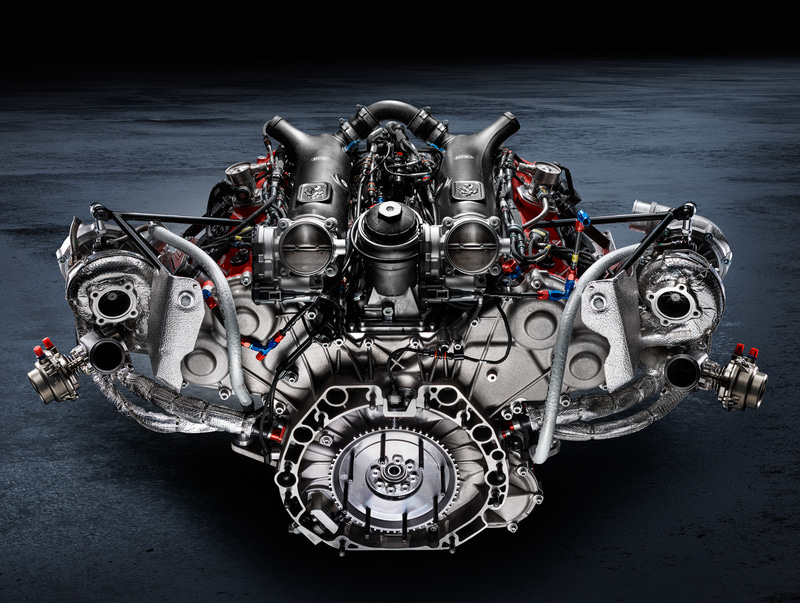 最高出力約700CVを発生するV型8気筒 ツインターボエンジン