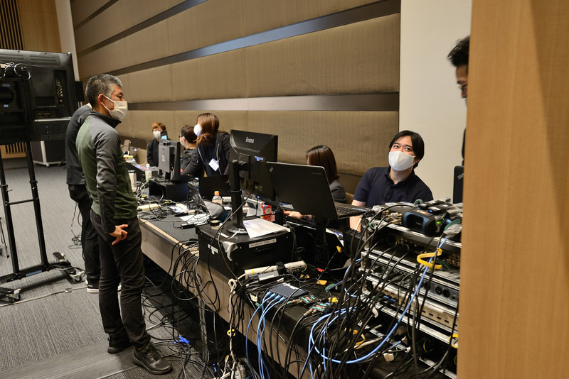 プロジェクター映像のスイッチング用機材、YouTube配信用の機材なども設営済み