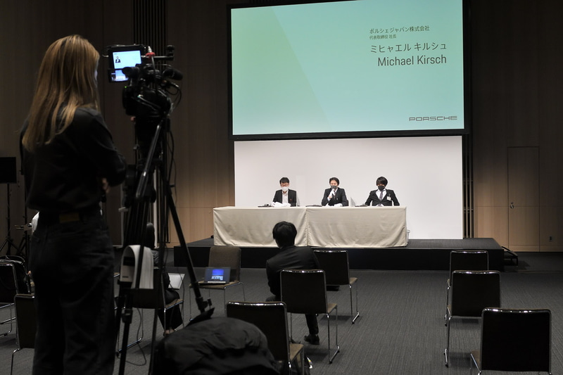 代役を立てて照明の明るさ、カメラ映像などをチェック