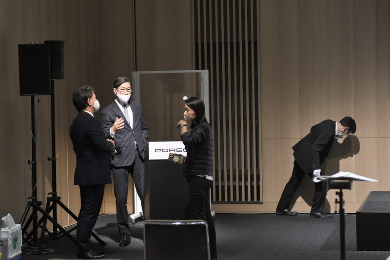 細部の見栄えまで注意を払い、指示していく黒岩氏（左から2人目）