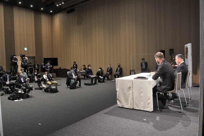 会見後、記者からの質問に答えるキルシュ氏と副社長の伊藤氏