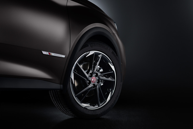 専用の19インチホイール（235//50 R19タイヤ）を装着