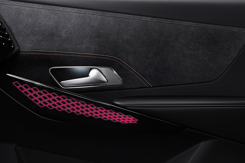 アルカンターラをふんだんに用いてブラックを基調とした内装には、カルマンとゴールドのステッチをアクセントに追加