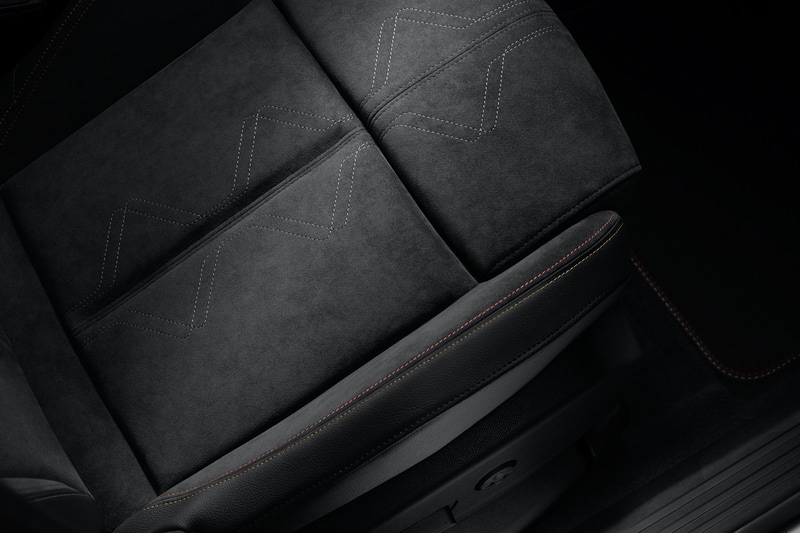 アルカンターラをふんだんに用いてブラックを基調とした内装には、カルマンとゴールドのステッチをアクセントに追加