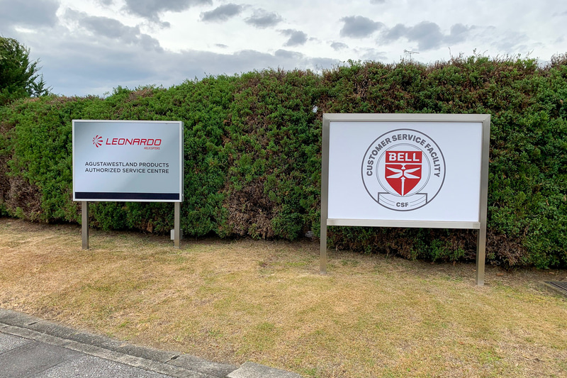 LeonardとBellの認証工場であることを示すボード。Leonardは以前はAgustaと言っていた。イタリアの名門バイクメーカーと関係あるのかな