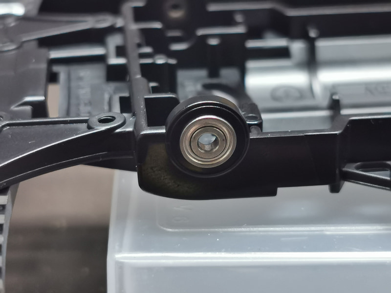 タイヤのシャフトを通す部分はボールベアリングタイプに交換