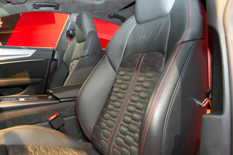 RS 7 スポーツバックの内装は黒をベースとしたもの