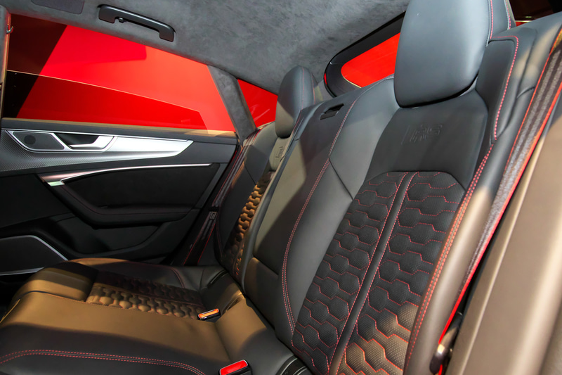 RS 7 スポーツバックの内装は黒をベースとしたもの