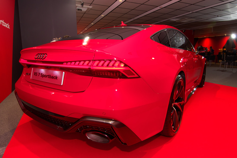 伸びやかなリアまわりのデザイン