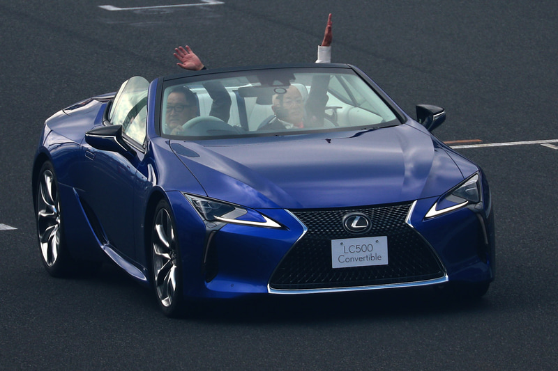 富士スピードウェイにサプライズ登場したトヨタ自動車株式会社 代表取締役社長 豊田章男（運転席）と、株式会社GTアソシエイション 代表取締役 坂東正明氏