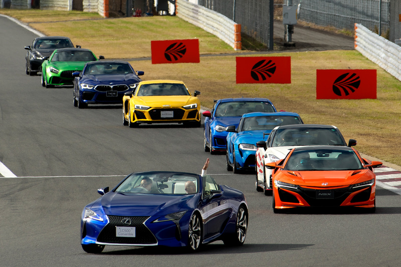 世界のスポーツカーとともに走る豊田社長と坂東代表