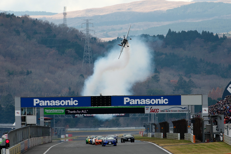 室屋義秀選手の愛機と共演