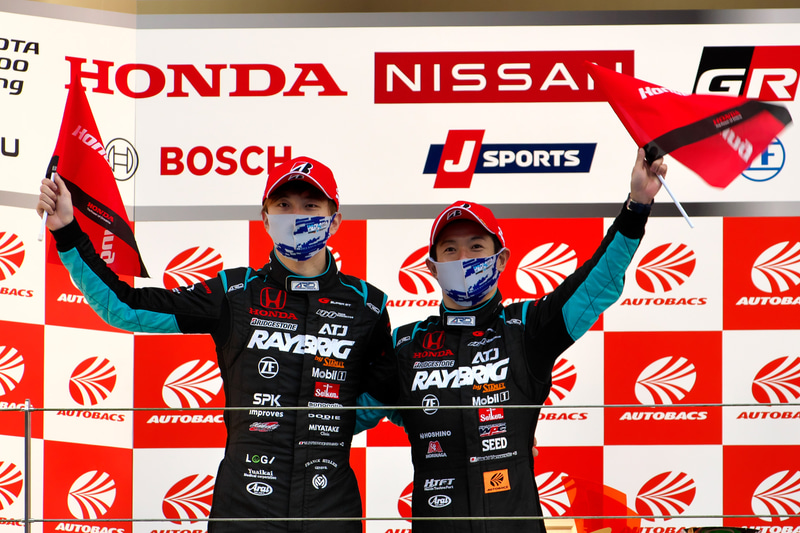 年間チャンピオンを獲得した山本尚貴選手（右）、牧野任祐選手（左）