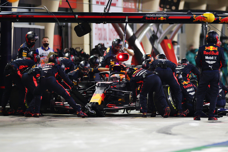 レース終盤、フェルスタッペン選手はミディアムタイヤに交換して勝負に出る　（C）Getty Images / Red Bull Content Pool