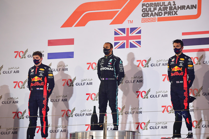 表彰台に立つレッドブル・ホンダのマックス・フェルスタッペン選手（左）とアレクサンダー・アルボン選手（右）。中央は優勝したメルセデスのルイス・ハミルトン選手　（C）Getty Images / Red Bull Content Pool