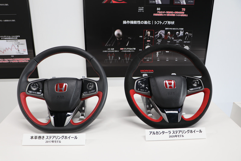 マイナーチェンジで本革巻きからアルカンターラへと変更されたステアリング