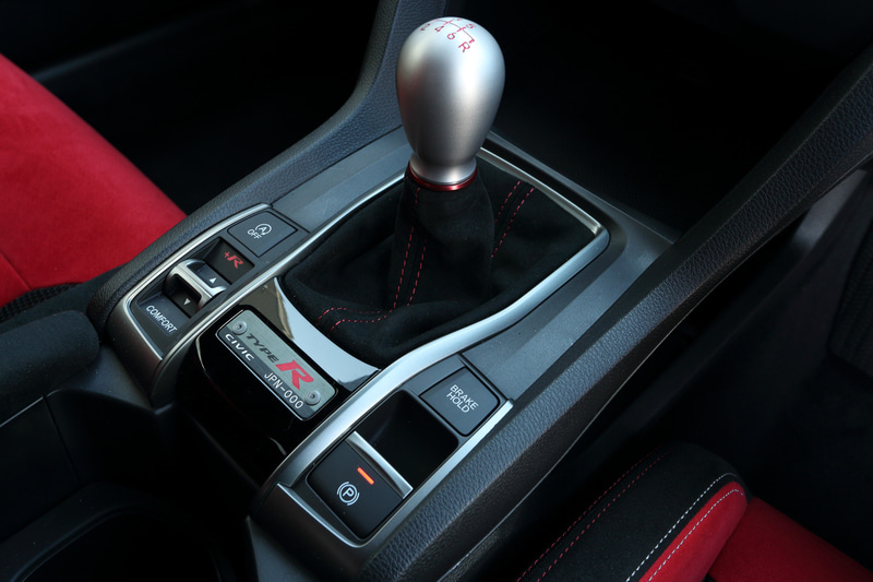 シフトノブの手前にはシリアルナンバーの入ったプレートが付く（写真は試作車両のため000）