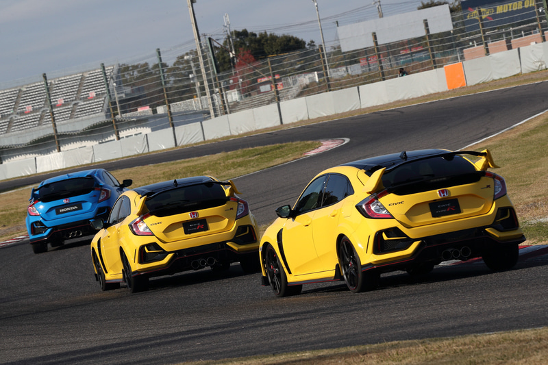 青いシビック TYPE Rが先導するも、ほぼアクセル全開状態での走行