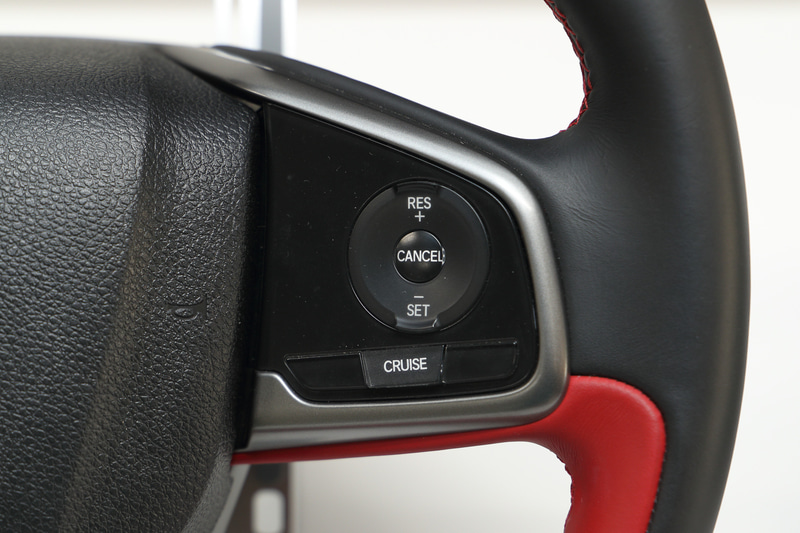 左が2017年モデル、右がマイチェンした2020年モデル。右側にACCやLKASなどHonda SENSINGのボタンが追加された