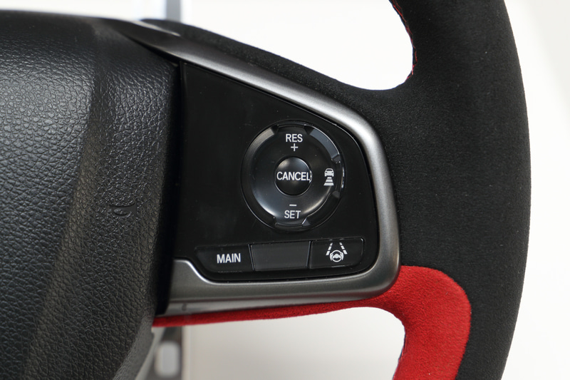 左が2017年モデル、右がマイチェンした2020年モデル。右側にACCやLKASなどHonda SENSINGのボタンが追加された