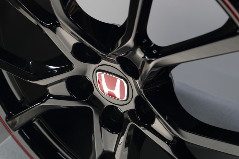 左がベースモデル用の鋳造ホイールで光沢があるタイプ。右がリミテッドエディション用のBBS製鍛造ホイールで光沢のないタイプ。改良に改良を重ねて1本10.79kgまで突き詰めている