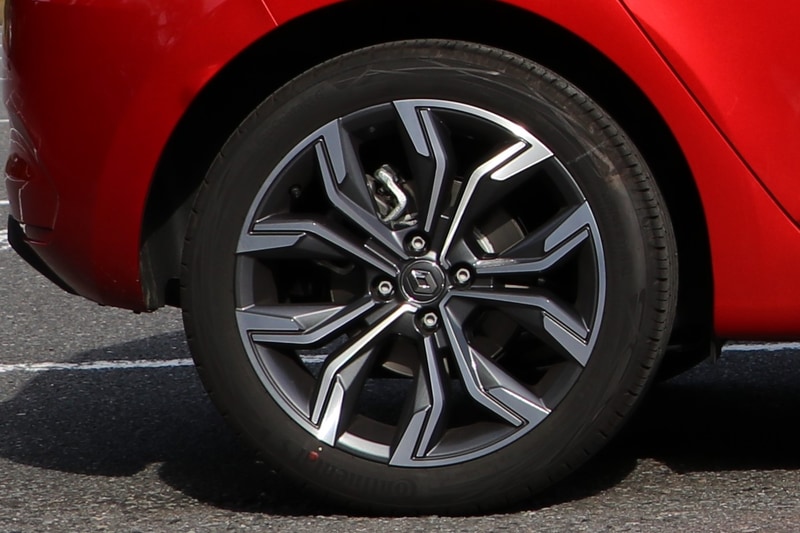 ルーテシアの装着タイヤはコンチネンタル・エココンタクト6で、サイズは前後とも205/45R17。素直な特性のタイヤだ