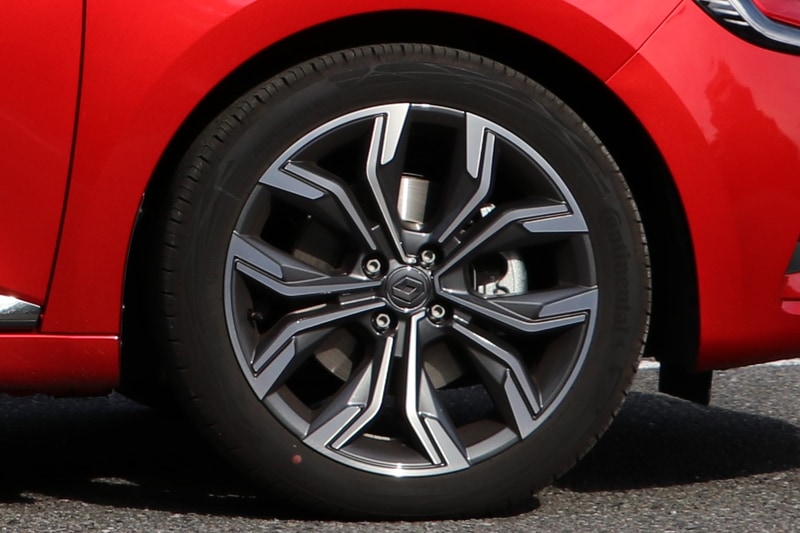 ルーテシアの装着タイヤはコンチネンタル・エココンタクト6で、サイズは前後とも205/45R17。素直な特性のタイヤだ