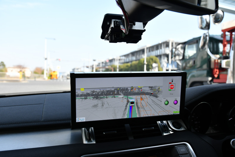 「Drive4U」の認識状況。信号機の色はV2Xによって信号機から受け取り、レーザースキャナ「SCALA」によって空間認識。位置は「SCALA」と高精度地図で特定していく