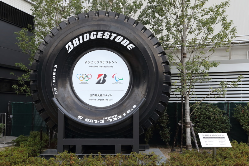 世界最大級のタイヤは1本あたりの重量だけでも5t以上と超弩級